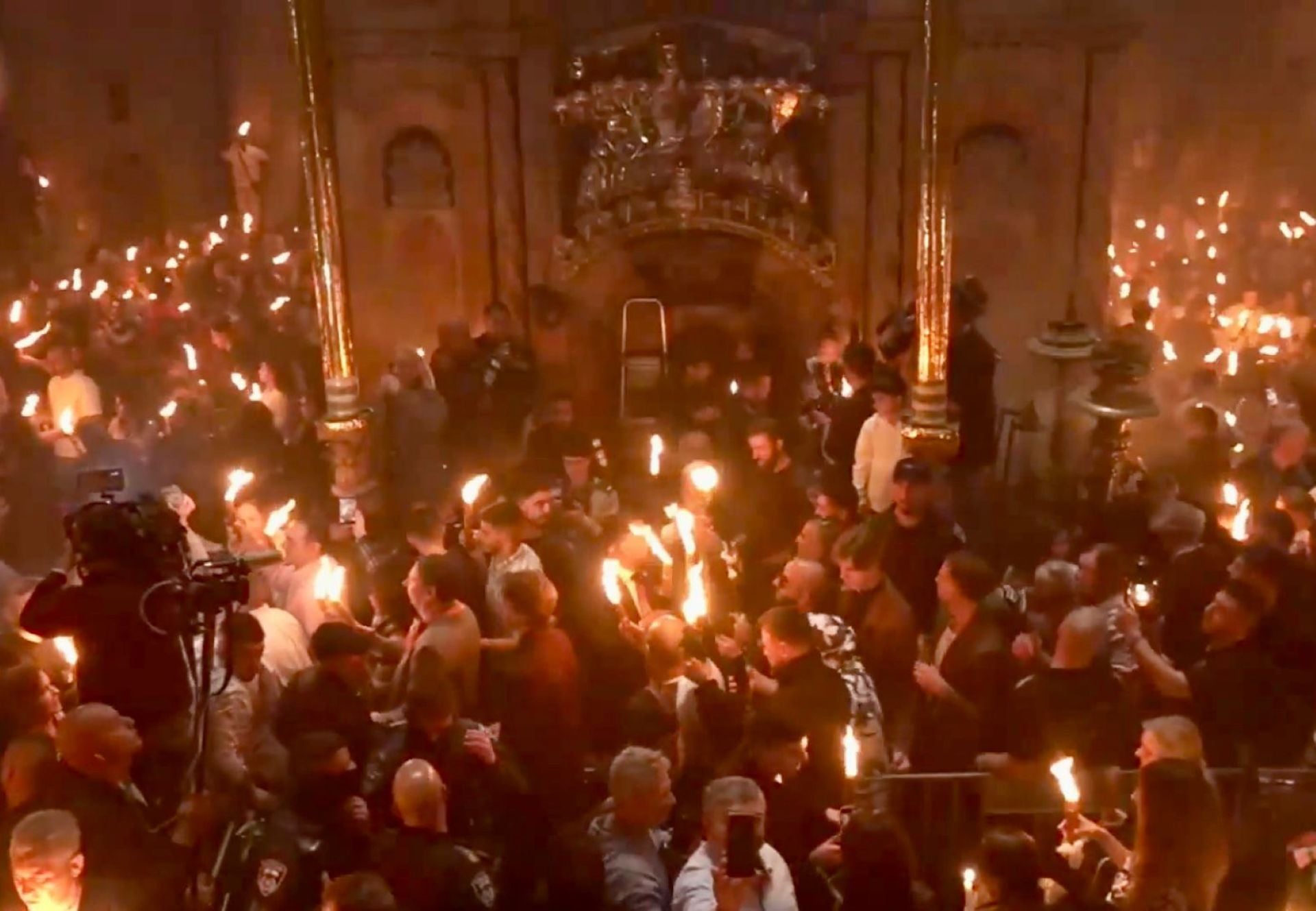 بالفيديو ـ وصول شعلة النور المقدس إلى القصر الجمهوري في بعبدا